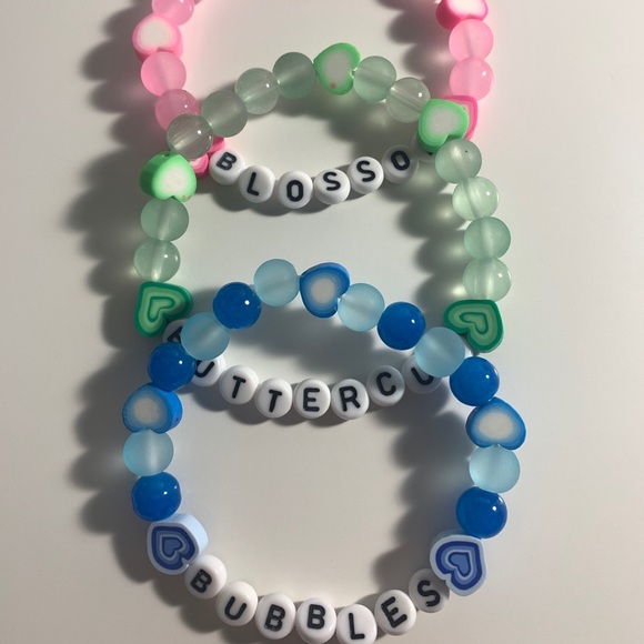 Handmade powderpuff blossom themed bracelet - Picture 3 of 3